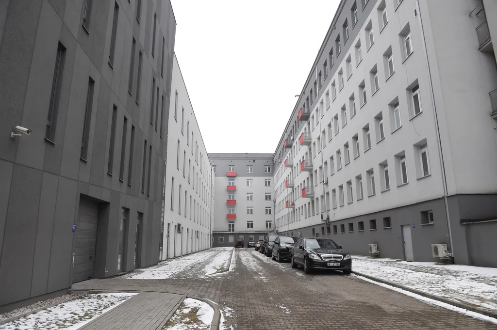 Samochody rządowe zaparkowane przed Wojskowym Instytutem Medycznym w Warszawie