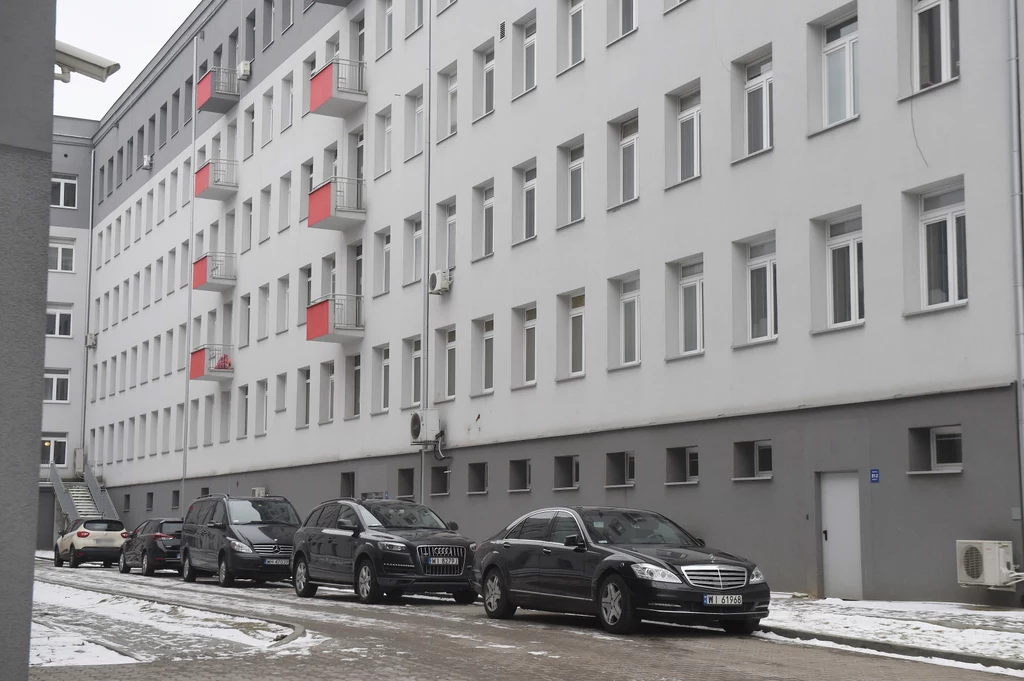 Samochody rządowe zaparkowane przed Wojskowym Instytutem Medycznym w Warszawie