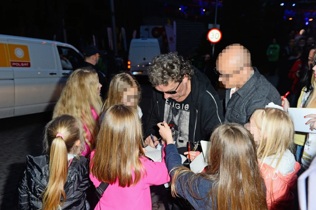 Janusz Panasewicz rozdaje autografy