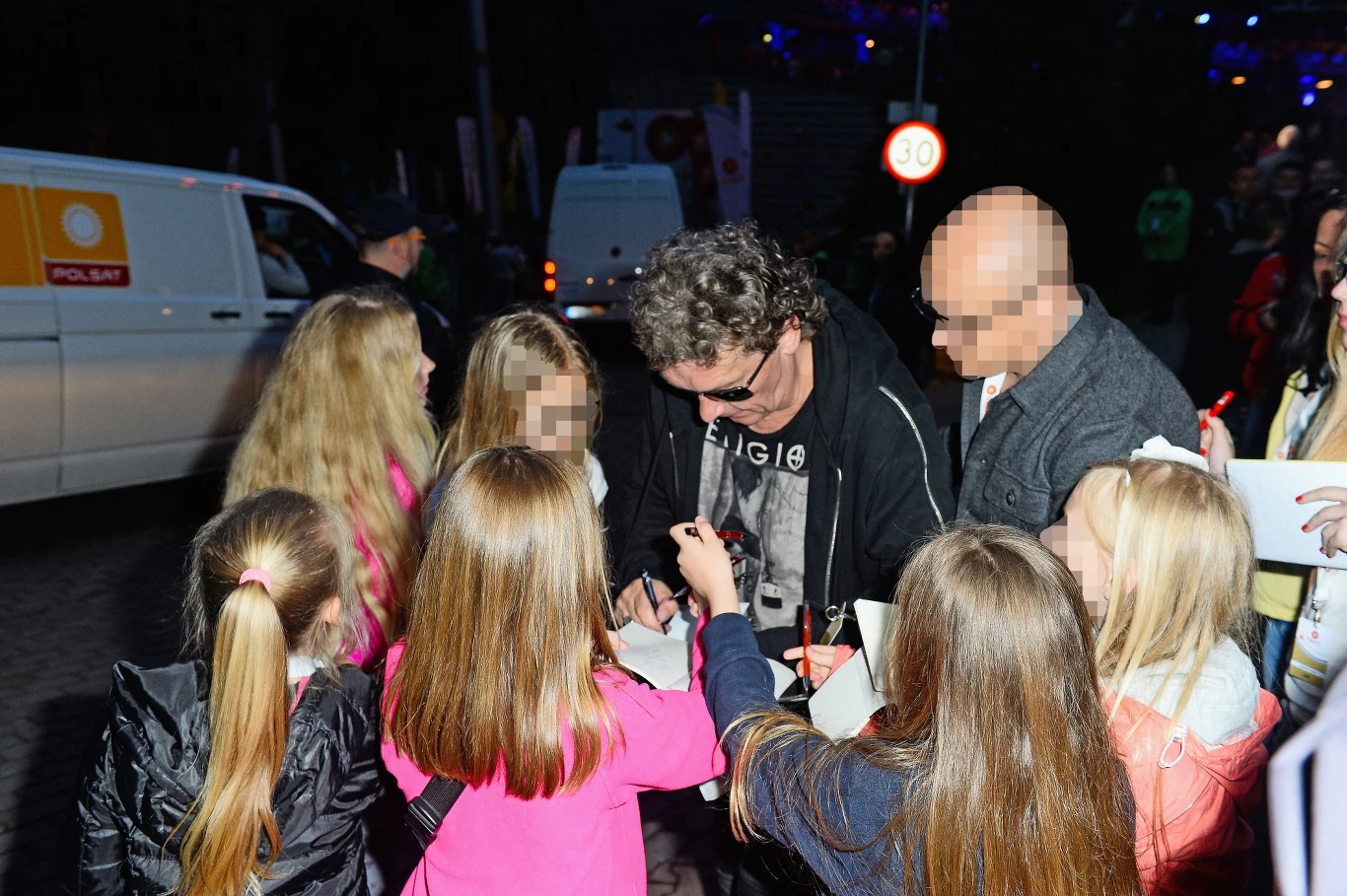 Janusz Panasewicz rozdaje autografy Janusz Panasewicz rozdaje autografy
