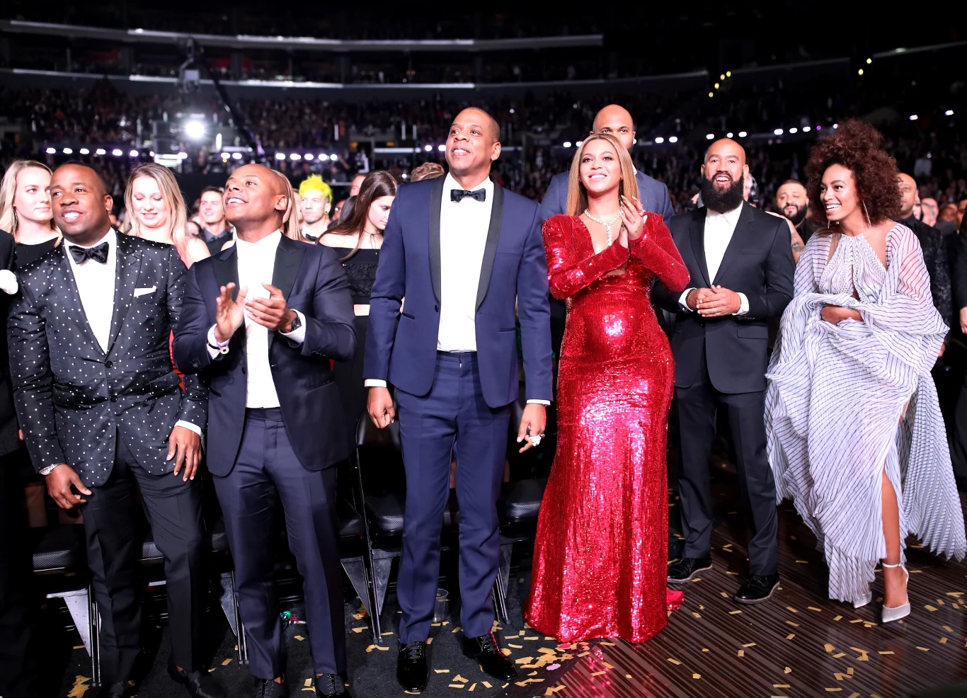 Jay Z i Beyonce w pierwszym rzędzie na gali Grammy. Pierwsza z prawej siostra Beyonce - Solange.