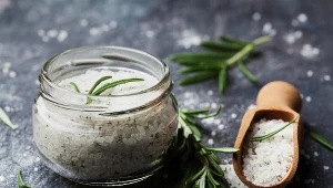 Kąpiel z solą leczniczą trzeba odpowiednio przygotować. Podpowiadamy, jak to zrobić