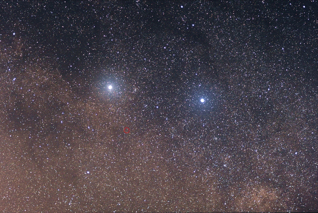 Alfa Centauri po lewej, Proxima zaznaczona czerwonym kółkiem, beta Centauri po prawej. Fot. Wikipedia