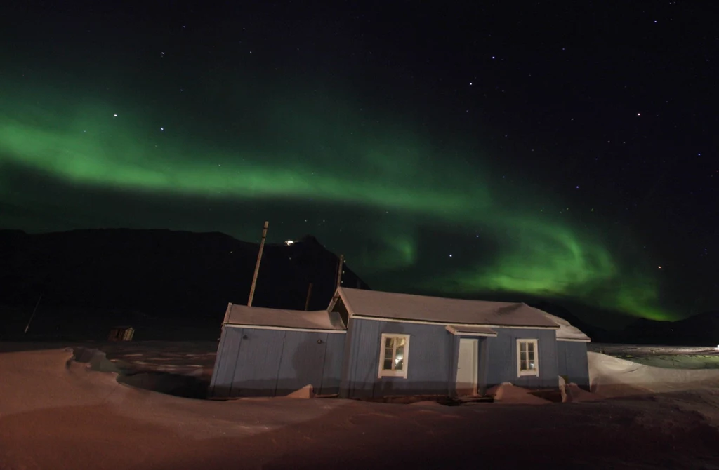 Zorza polarna nad Longyearbyen - stolicą Spitsbergenu