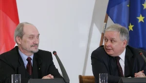 Antoni Macierewicz i Lech Kaczyński podczas konferencji prasowej w sprawie publikacji raportu z weryfikacji WSI