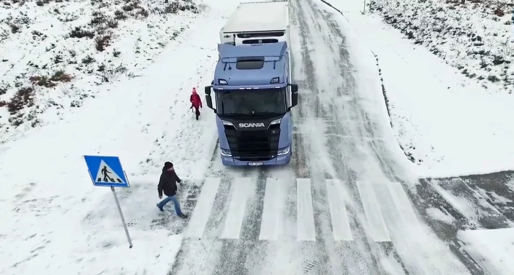 Kierowca tira ma ograniczone pole widzenia - nie możemy o tym zapominać