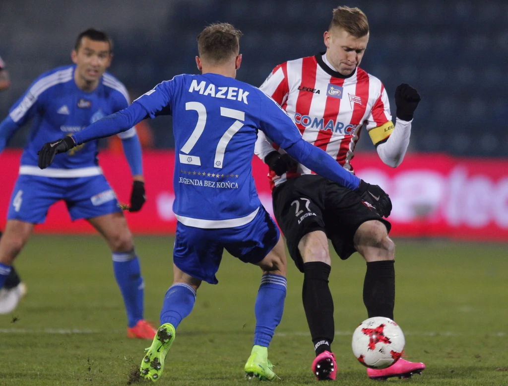 Piłkarze Ruchu Chorzów (na niebiesko) podczas piątkowego meczu z Cracovią Piłkarze Ruchu Chorzów (na niebiesko) podczas piątkowego meczu z Cracovią