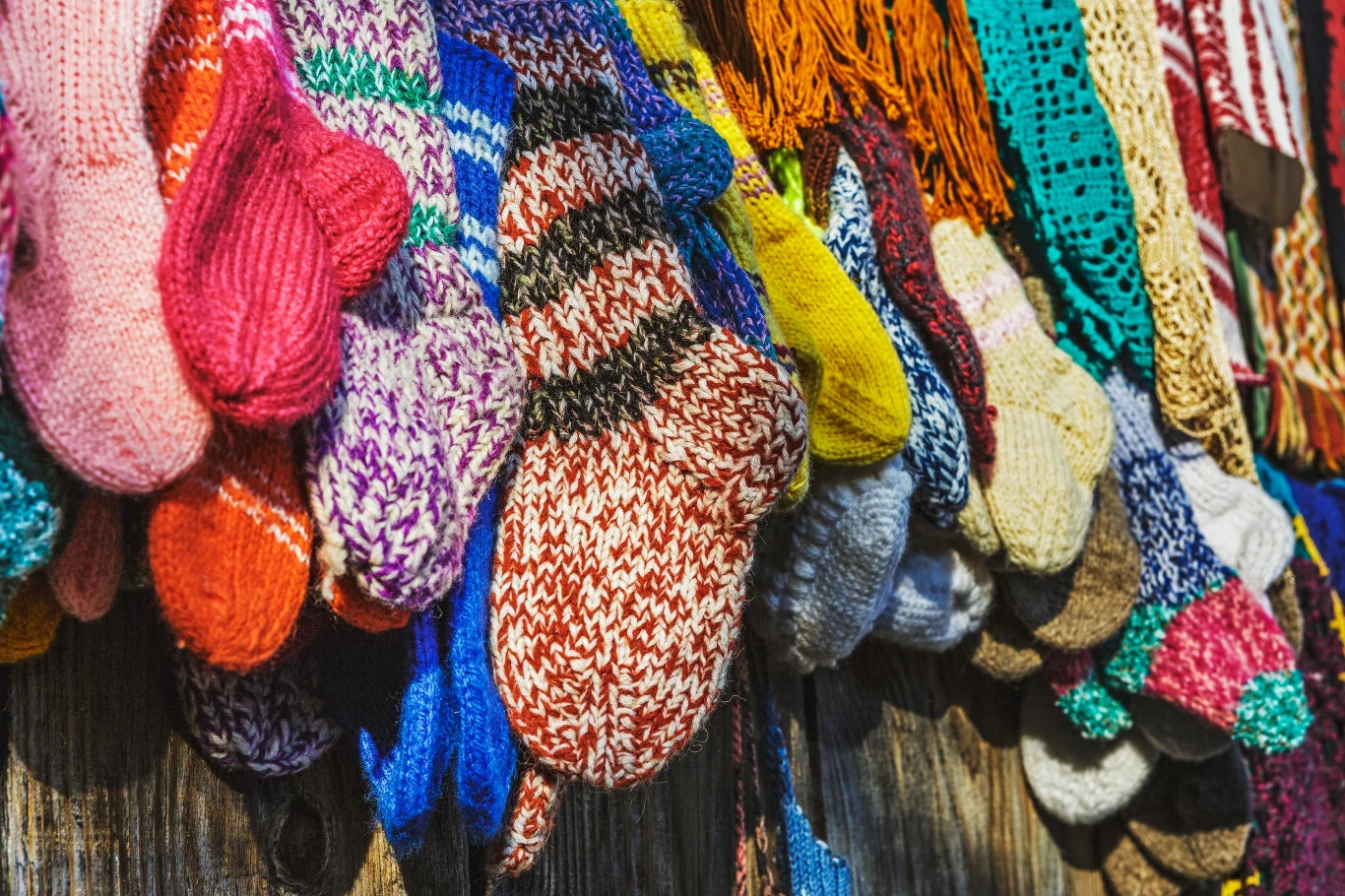 Grube skarpetki nie tylko ogrzeją cię w zimowy wieczór. Pomogą ci również rozciągnąć przyciasne obuwie