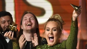 Adele z przełamanym złotym gramofonem