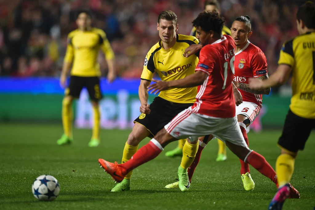 Łukasz Piszczek w starciu z Eliseu z Benfiki. Łukasz Piszczek w starciu z Eliseu z Benfiki.