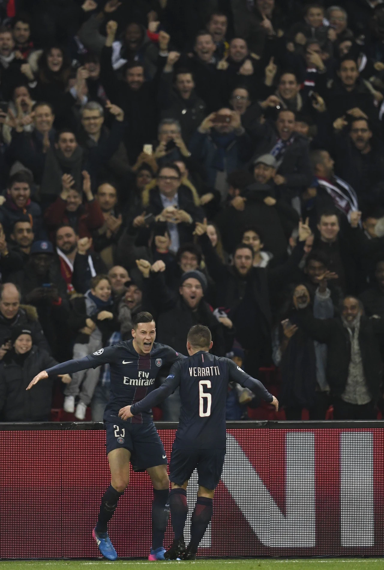 Julian Draxler cieszy się ze zdobytego gola Julian Draxler cieszy się ze zdobytego gola