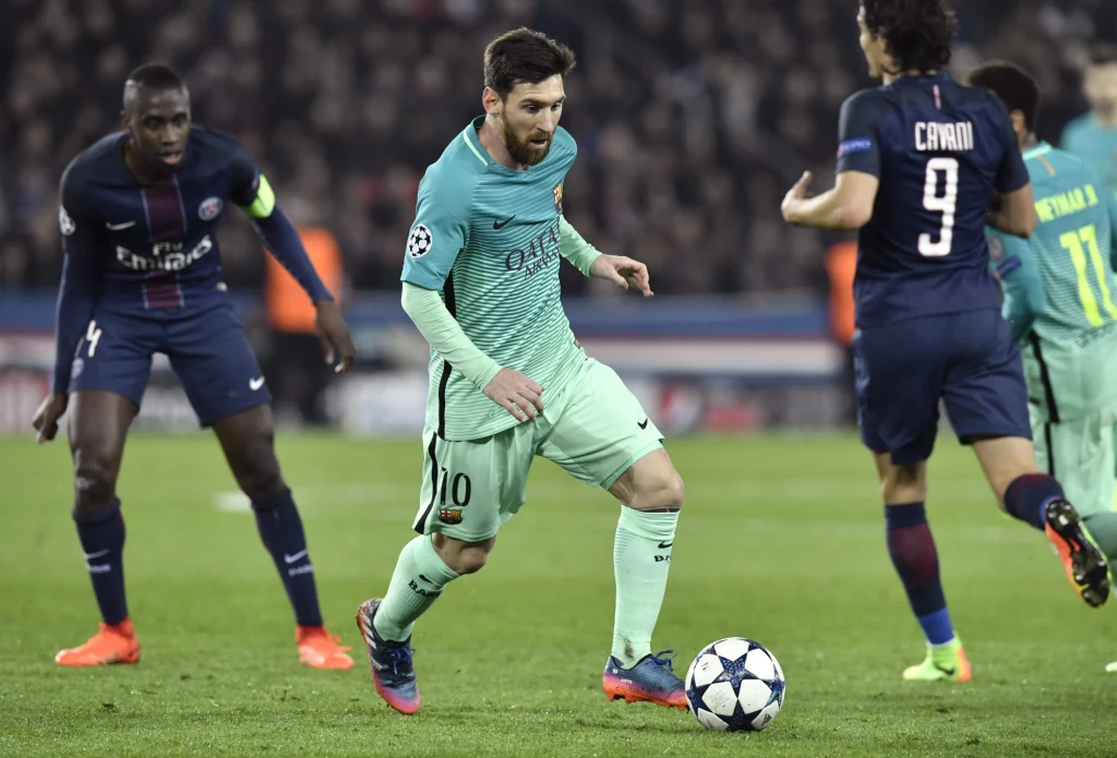 Lionel Messi w starciu z PSG Lionel Messi w starciu z PSG