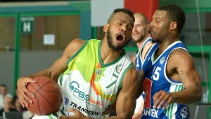 Zawodnik Miasta Szkła Krosno Royce Woolridge (L) i James Washington (P) z Anwilu Włocławek