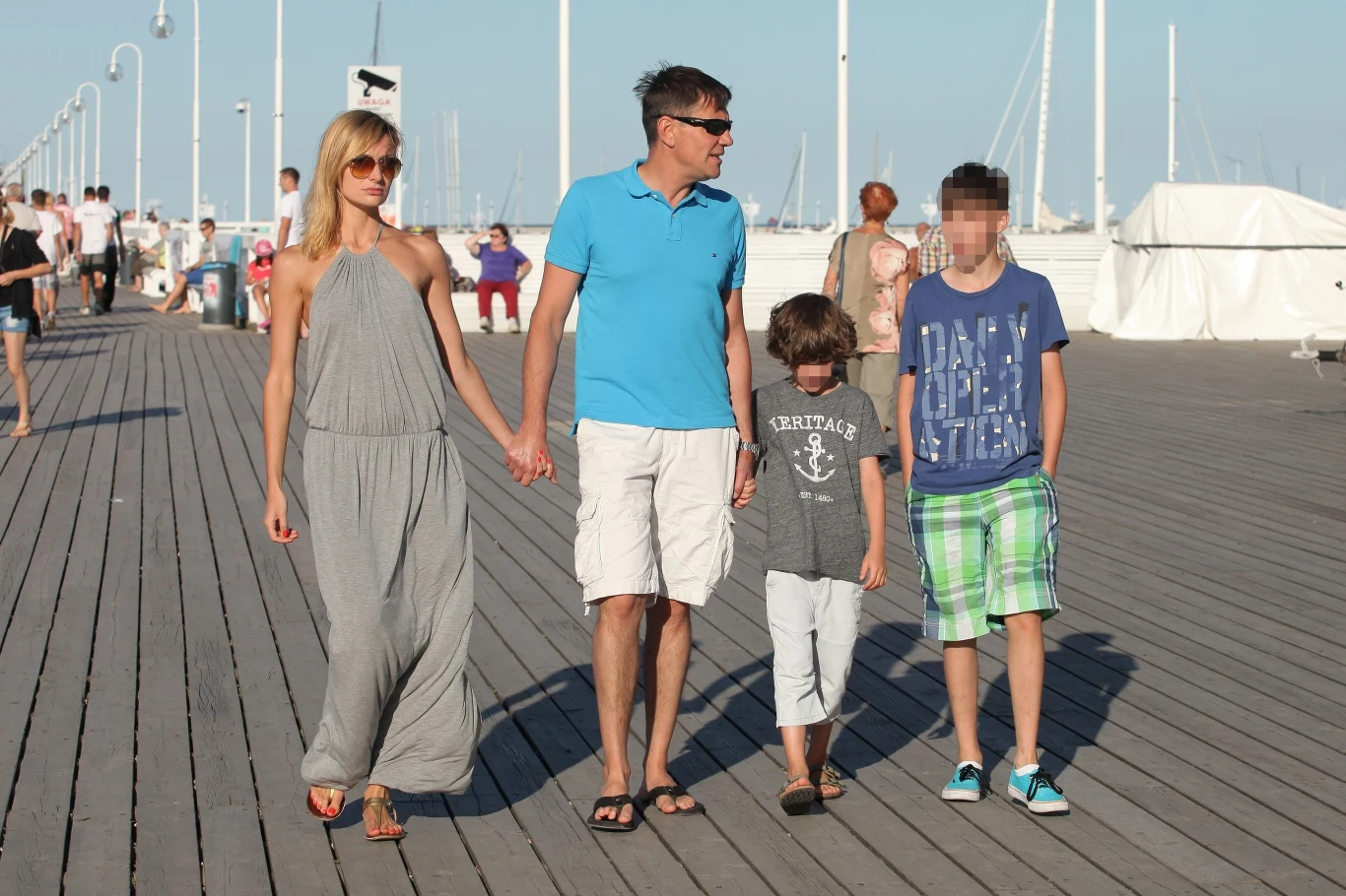 Krzysztof Ibisz z partnerką i synami Krzysztof Ibisz z partnerką i synami