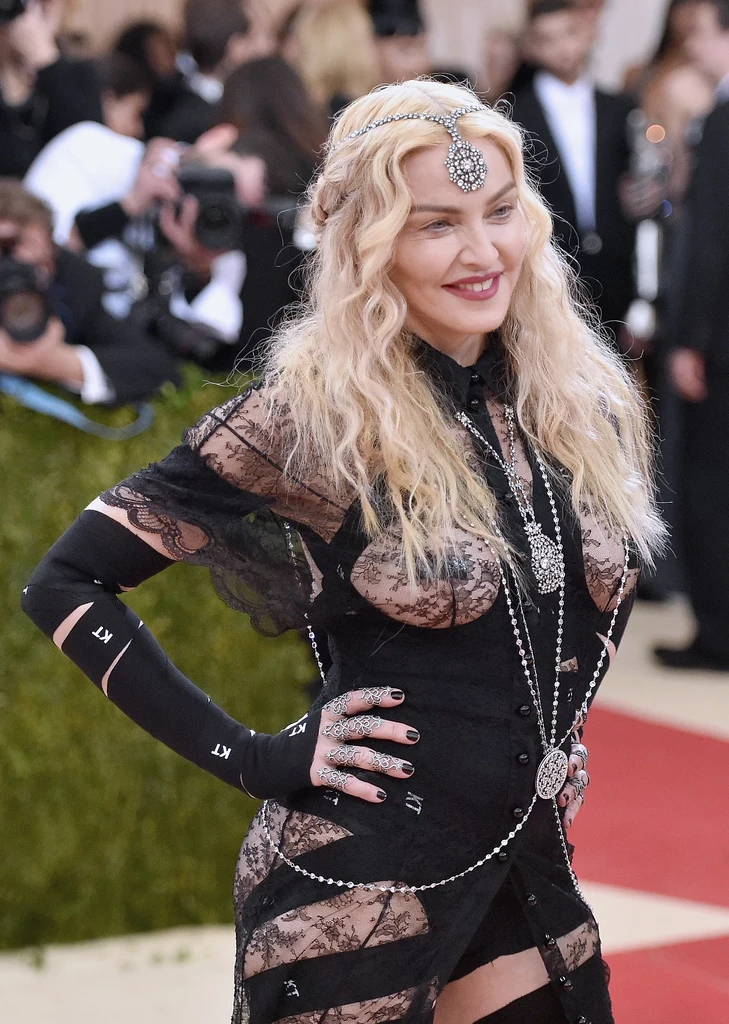 Madonna pokazała piersi na okładce "Vogue"