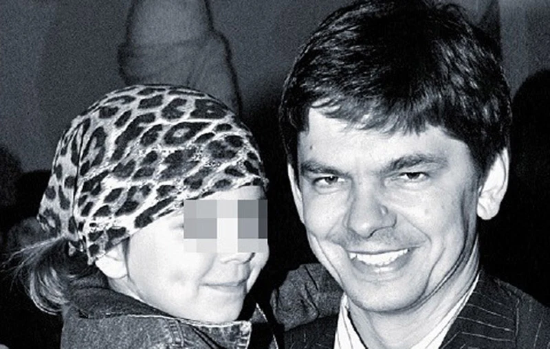 Filip na starym zdjęciu z córeczką