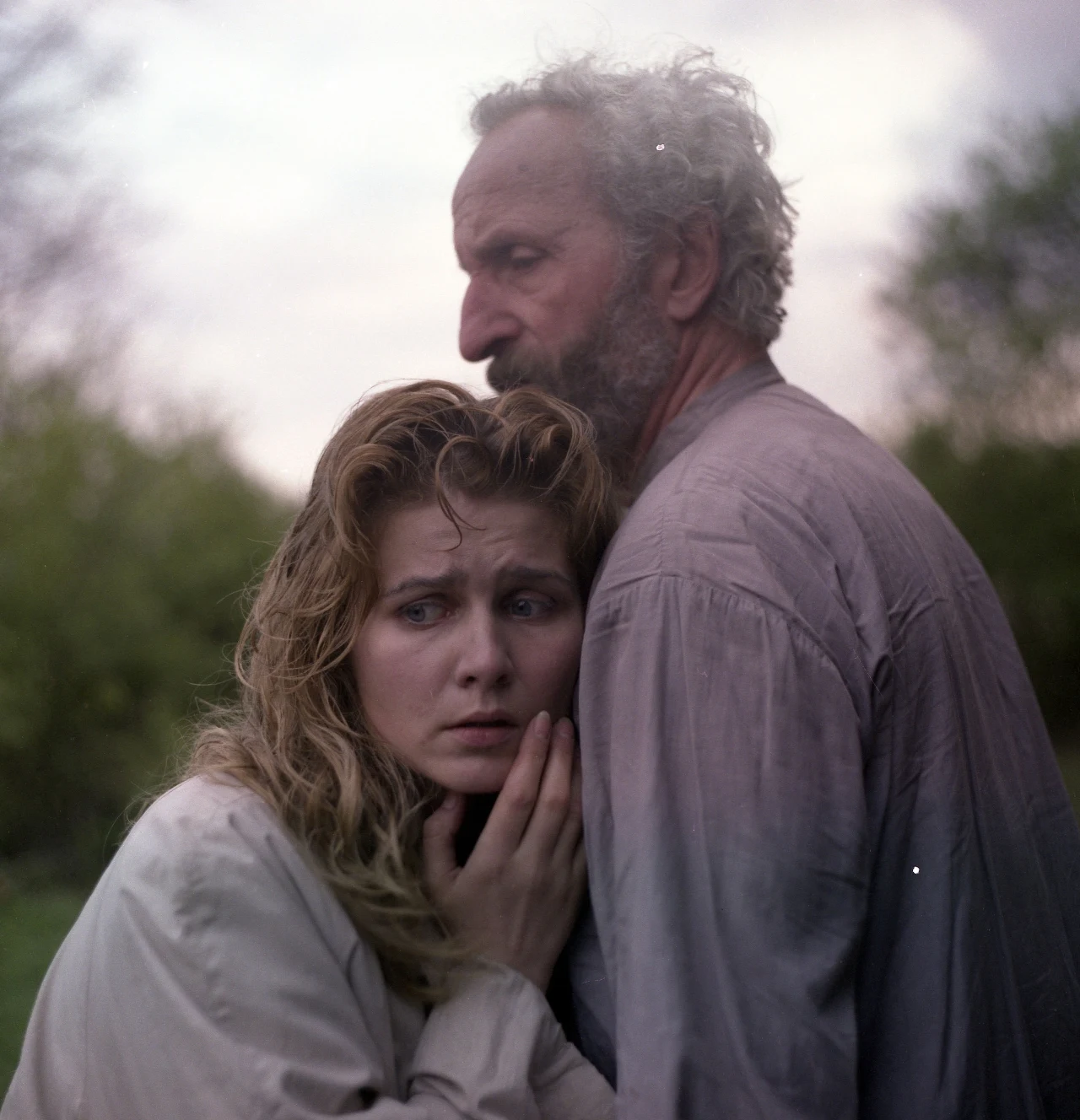 W roku 1990 reżyser zaangażował Grażynę do swojego pierwszego pełnometrażowego filmu "Pogrzeb kartofla" (na zdjęciu, z Franciszkiem Pieczką). Rok później na świat przyszła ich córka Zuzanna.