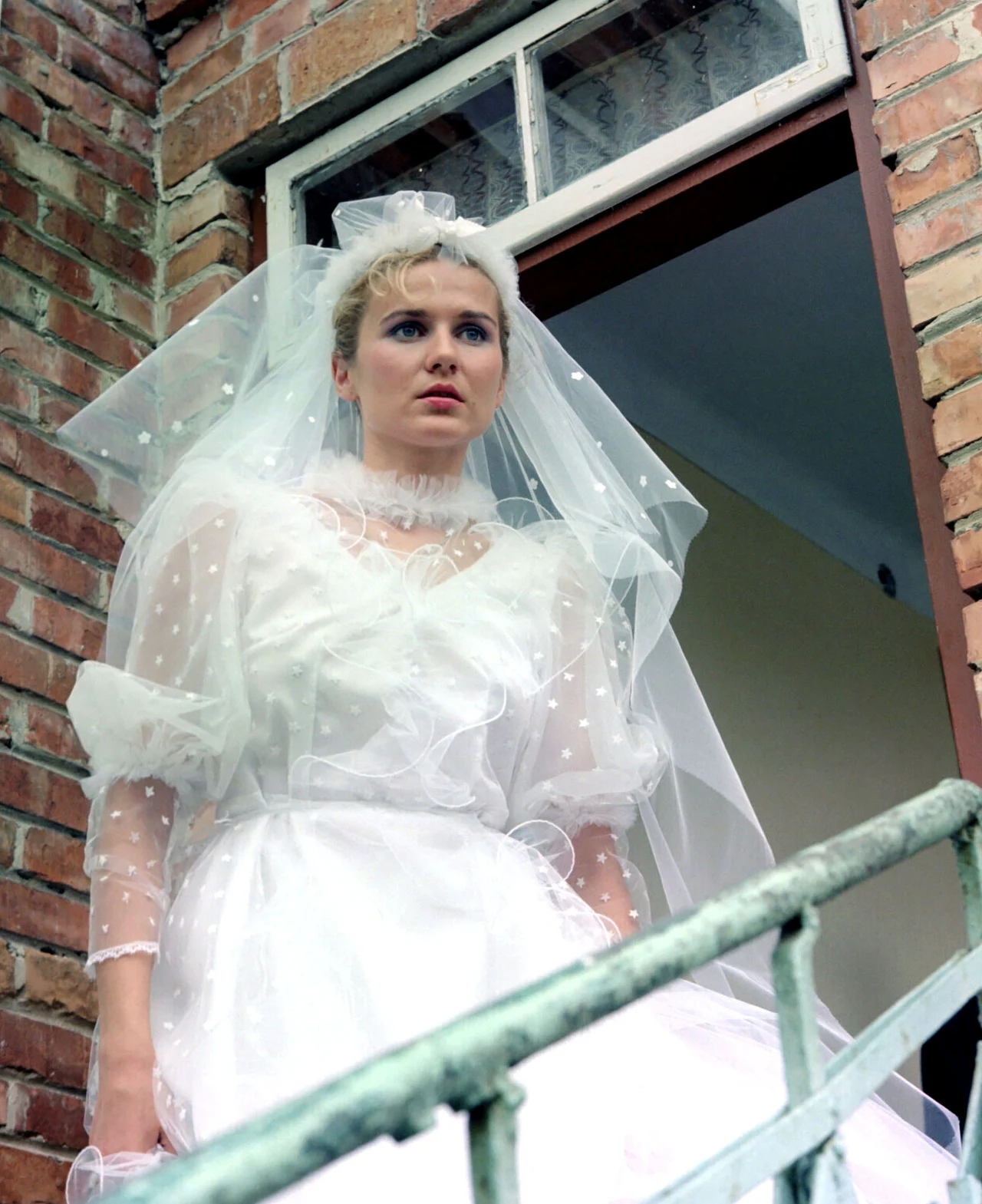 Aktorka Grażyna Błęcka-Kolska kończy w czwartek, 16 lutego, 55 lat. 

Kiedy dostała główną rolę w "Koglu-moglu", miała 25 lat i za sobą jedynie epizod w mini-serialu "Rozalka Olaboga". Trzy lata wcześniej ukończyła szkołę teatralną w Łodzi. Kreacja Katarzyny Solskiej w hicie Romana Załuskiego okazała się jednak sukcesem, rok później aktorkę oglądaliśmy już w sequelu "Galimatias, czyli kogel-mogel II".