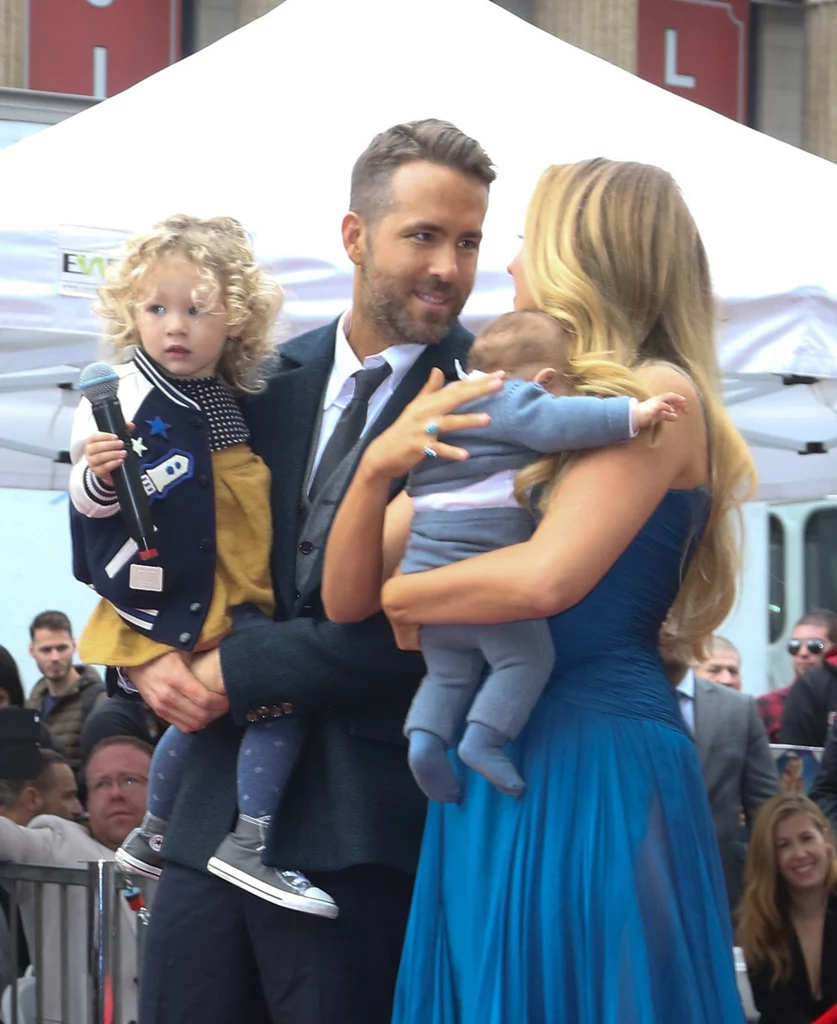 Blake Lively i Ryan Reynolds z dziećmi