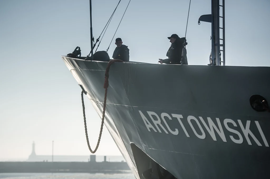 ORP "Arctowski" cumuje w Gdyni