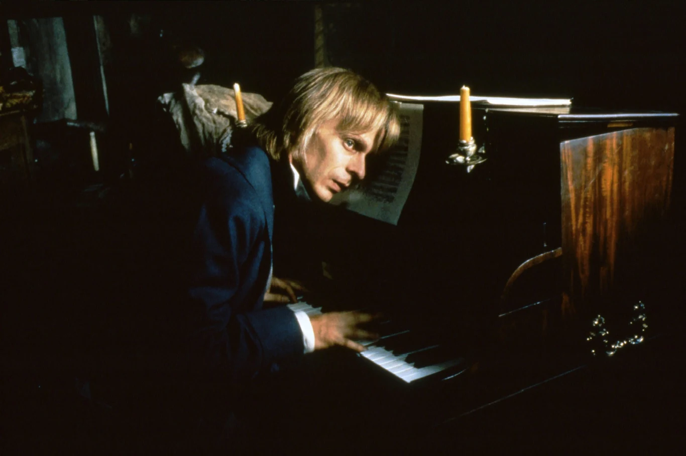 Żuławski ma też w dorobku filmy: "Borys Godunow" (1989, Francja/Jugosławia/Hiszpania), "Moje noce są piękniejsze niż twoje dni" (1989, Francja) czy opowiadająca o Fryderyku Chopinie "Błękitna nuta" (1990, Francja), w której w głównej roli zobaczyliśmy wybitnego pianistę Janusza Olejniczaka (na zdjęciu).

 