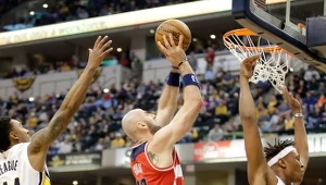 Marcin Gortat (w środku) w meczu z Indiana Pacers
