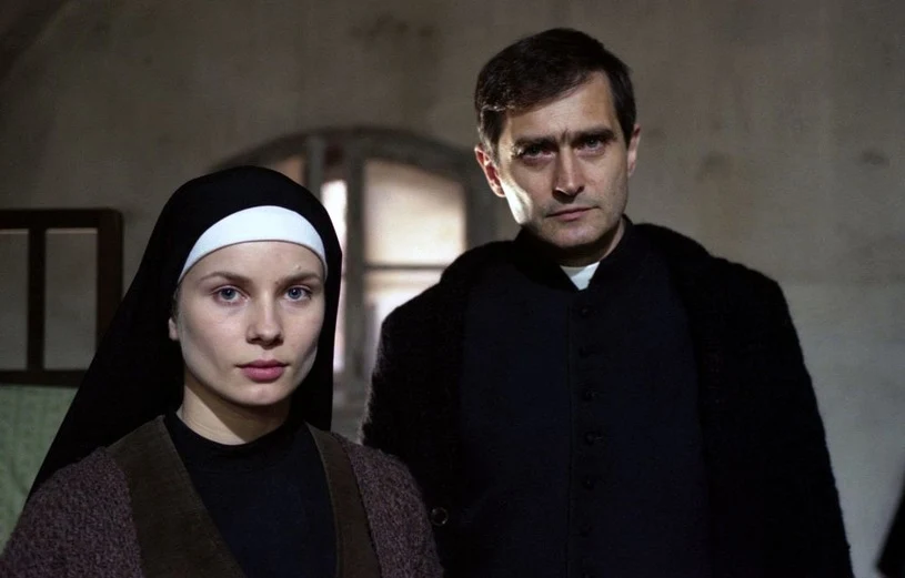Magdalena Cielecka urodziła się 20 lutego 1972 roku. Aktorsko debiutowała bardzo szybko, ponieważ już w 1992 roku wystąpiła na deskach krakowskiego Teatru Starego w sztuce "Ich czworo". Filmowy świat usłyszał o Cieleckiej, kiedy wystąpiła w filmie "Pokuszenie". Opowieść o miłości zakonnicy w realiach późnego stalinizmu, przyniosła Cieleckiej uznanie krytyków i indywidualne wyróżnienie - aktorka otrzymała za swoją rolę Złotego Lwa na festiwalu w Gdyni. W 1998 wystąpiła również w filmie "Amok". Ten nieco zapomniany dziś obraz narodzin polskiego kapitalizmu, uchwycony w obiektywie Natalii Korynckiej-Gruz, przyniósł Cieleckiej nominację do Orła.