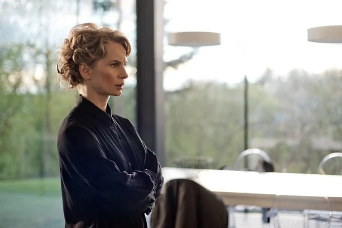 Niedawno Magdalenę Cielecką podziwiać mogli również widzowie HBO. Aktorka zagrała bowiem w miniserialu "Pakt". Polska wariacja słynnego norweskiego serialu "Układ", opowiadała o dziennikarzu, który próbuje odkryć finansową aferę na szczytach władzy. Jego śledztwo zaczyna zagrażać tajemniczej sekcie, która nie cofnie się przed niczym, aby pewne fakty nigdy nie ujrzały światła dziennego. To nie pierwsza współpraca Cieleckiej z HBO - aktorka wystąpiła również w cenionym serialu "Bez tajemnic".
