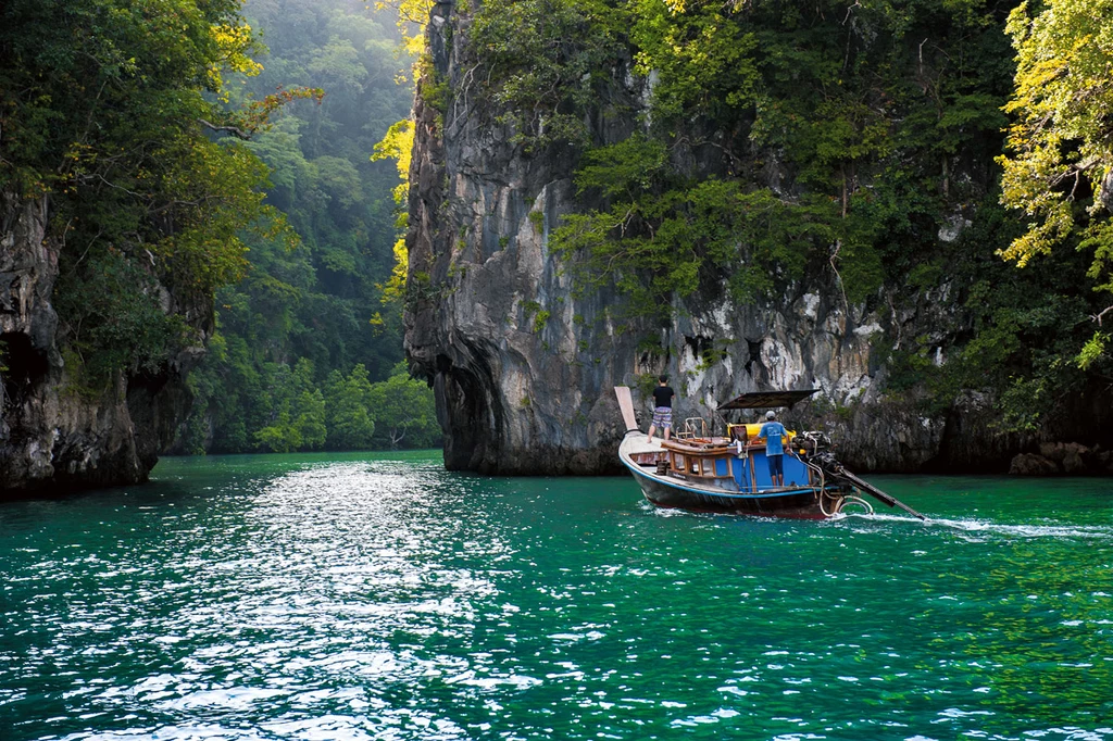 W drodze z Ao Nang na wyspę Hong nurkuje się w osłoniętych lagunach niezamieszkanych wysepek