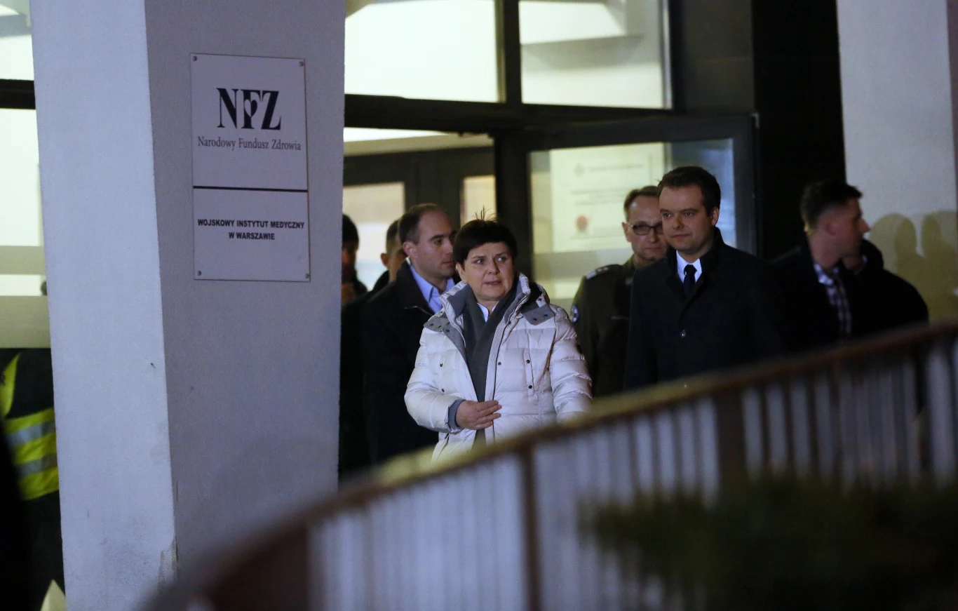 Premier Beata Szydło opuściła w piątek wieczorem Wojskowy Instytut Medyczny w Warszawie. Trafiła tam 10 lutego wypadku kolumny rządowej w Oświęcimiu. Premier Beata Szydło opuściła w piątek wieczorem Wojskowy Instytut Medyczny w Warszawie. Trafiła tam 10 lutego wypadku kolumny rządowej w Oświęcimiu.