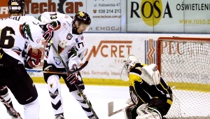 Hokeista GKS Tychy Jarosław Rzeszutko (C) i bramkarz Dawid Zabolotny (P) z JKH GKS Jastrzębie