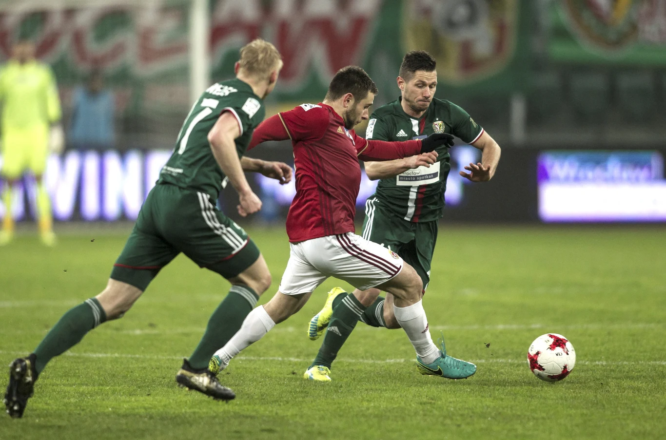 Patryk Małecki w walce z Mariuszem Pawelcem (z lewej) i Łukaszem Madejem Patryk Małecki w walce z Mariuszem Pawelcem (z lewej) i Łukaszem Madejem