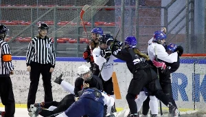 W niecodziennym meczu hokejowym nie brakowało zażartej gry. Fot. Michał Chwieduk/PZHL 