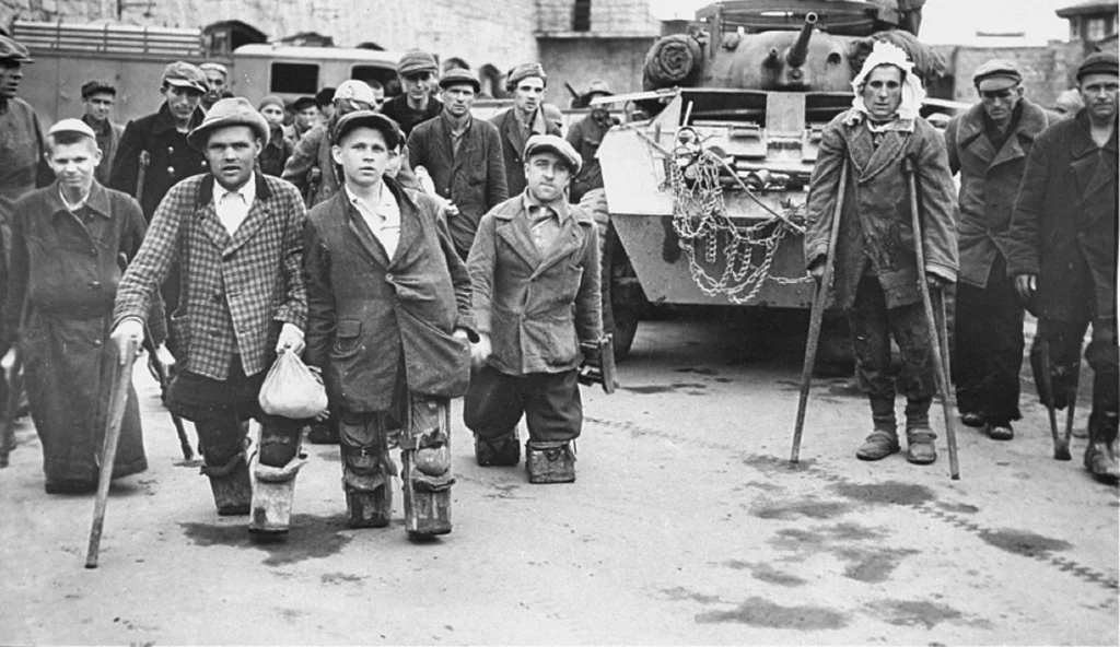 Okaleczeni więźniowie Mauthausen-Gusen tuż po wyzwoleniu 5 maja 1945 roku