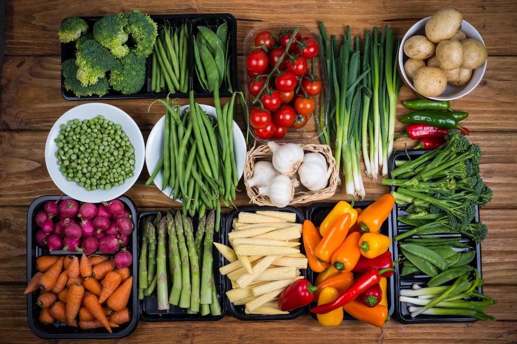 Dieta wegańska - owoce, warzywa, orzechy i kiełki 