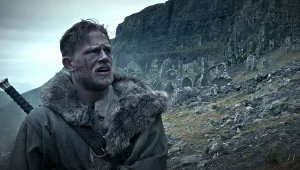 Kadr z filmu "Król Artur: Legenda miecza"