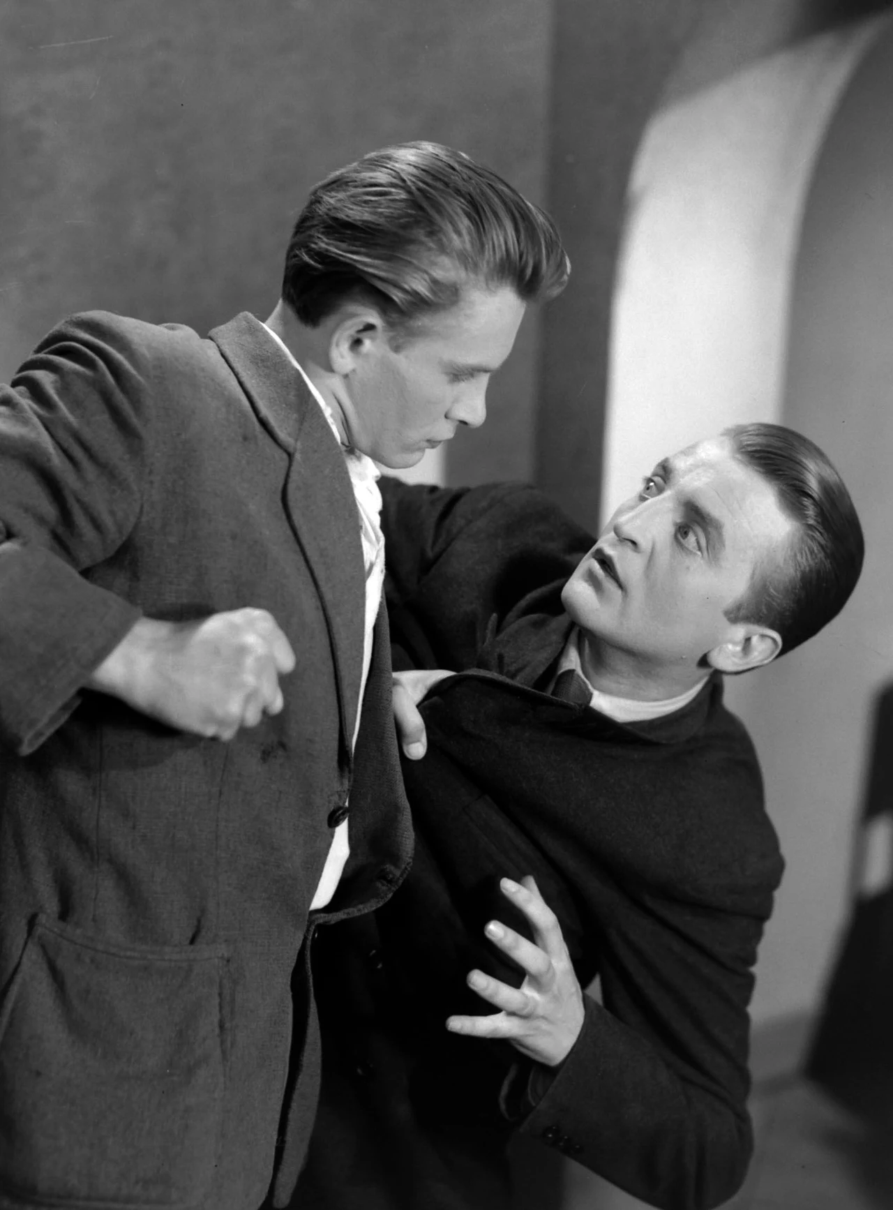 Jego filmowym debiutem była kreacja w dramacie "Dwie godziny" z 1946 roku
