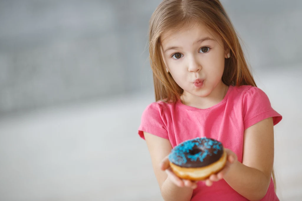 W diecie najmłodszych dzieci zdecydowanie należy unikać produktów, które zawierają tłuszcze trans, np. pieczywa cukierniczego, produktów czekoladowych czy żywności typu fast food