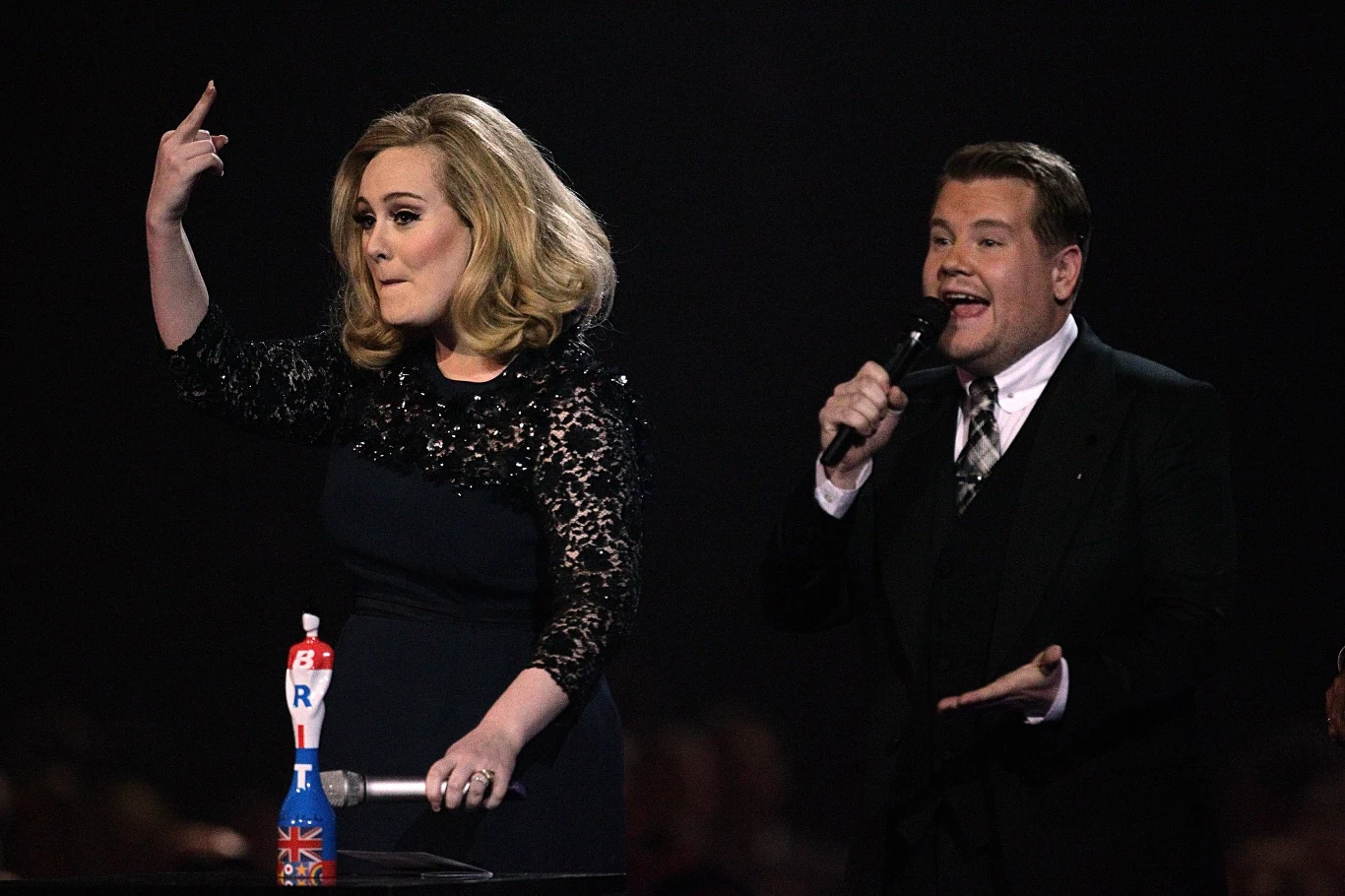 W 2012 roku w kategorii najlepsza brytyjska artystka triumfowała Adele. Po odebraniu przez nią nagrody miejsce miała zabawna, choć nieco kontrowersyjna sytuacja. Kiedy prowadzący galę, James Corden, przerwał podziękowania wokalistki, by zapowiedzieć występ Blur, ta wściekła pokazała organizatorom środkowy palec. Tego wieczoru brytyjska gwiazda zdobyła również nagrodę dla najlepszego albumu roku. Przypomnijmy, że wówczas Adele podbijała świat swoją drugą płytą zatytułowaną "21"