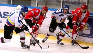 Hokeiści Comarchu Cracovii (biało-czerwone stroje) i TatrySki Podhale Nowy Targ zaczynają play-off PHL
