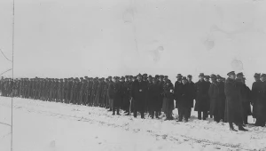 Wymiana jeńców na granicy polsko-sowieckiej. Straż graniczna oczekuje na uwolnionych Polaków