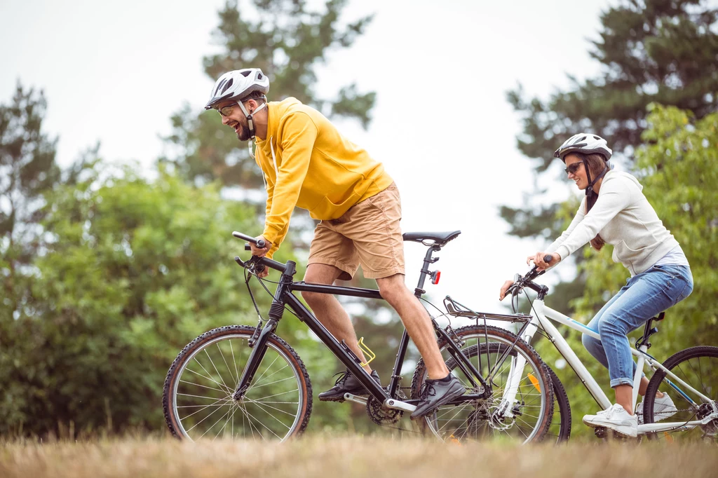 ​Podczas jazdy na rowerze w naturalnym terenie pracują wszystkie mięśnie, a przede wszystkim mięśnie ud, pośladków, łydek i brzucha