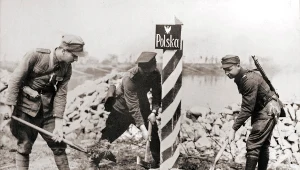 Polscy żołnierz wkopują słup graniczny na Odrze w 1945 roku
