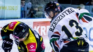 Jarosław Rzeszutko (P) z GKS-u Tychy i Kamil Sikora (L) z Tauronu KH GKS Katowice.