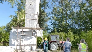 Rozbiórka pomnika generała Iwana Czerniachowskiego w Pieniężnie