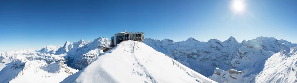 Panorama Jungfrau Top Ski Region z restauracją Piz Gloria, fot. Markus Zimmermann / Schilthorn Bahnen AG 