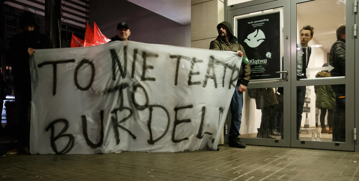 Protest środowisk prawicowych przed teatrem
