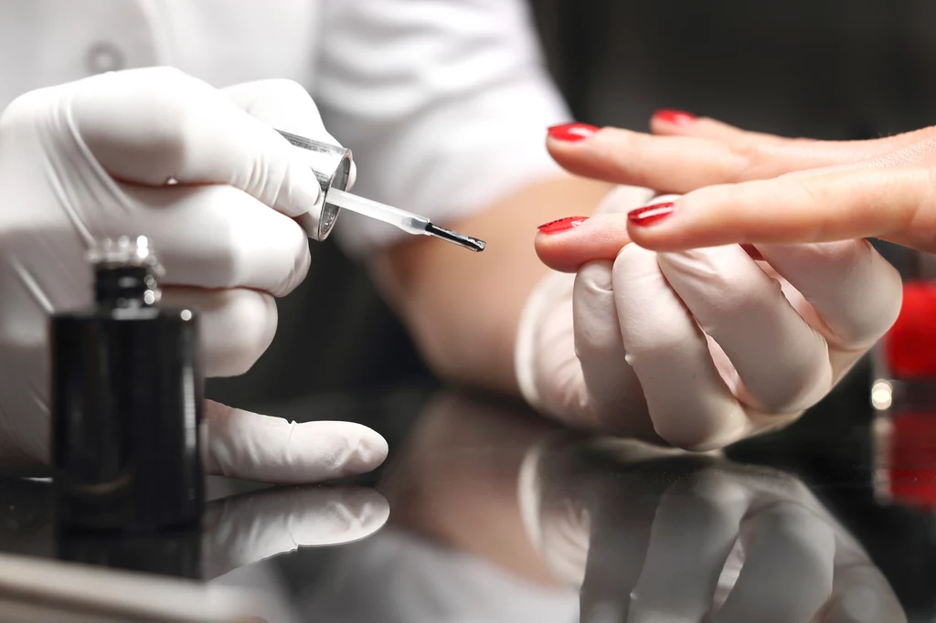 Do manicure hybrydowego używaj lakierów z certyfikatem bezpieczeństwa