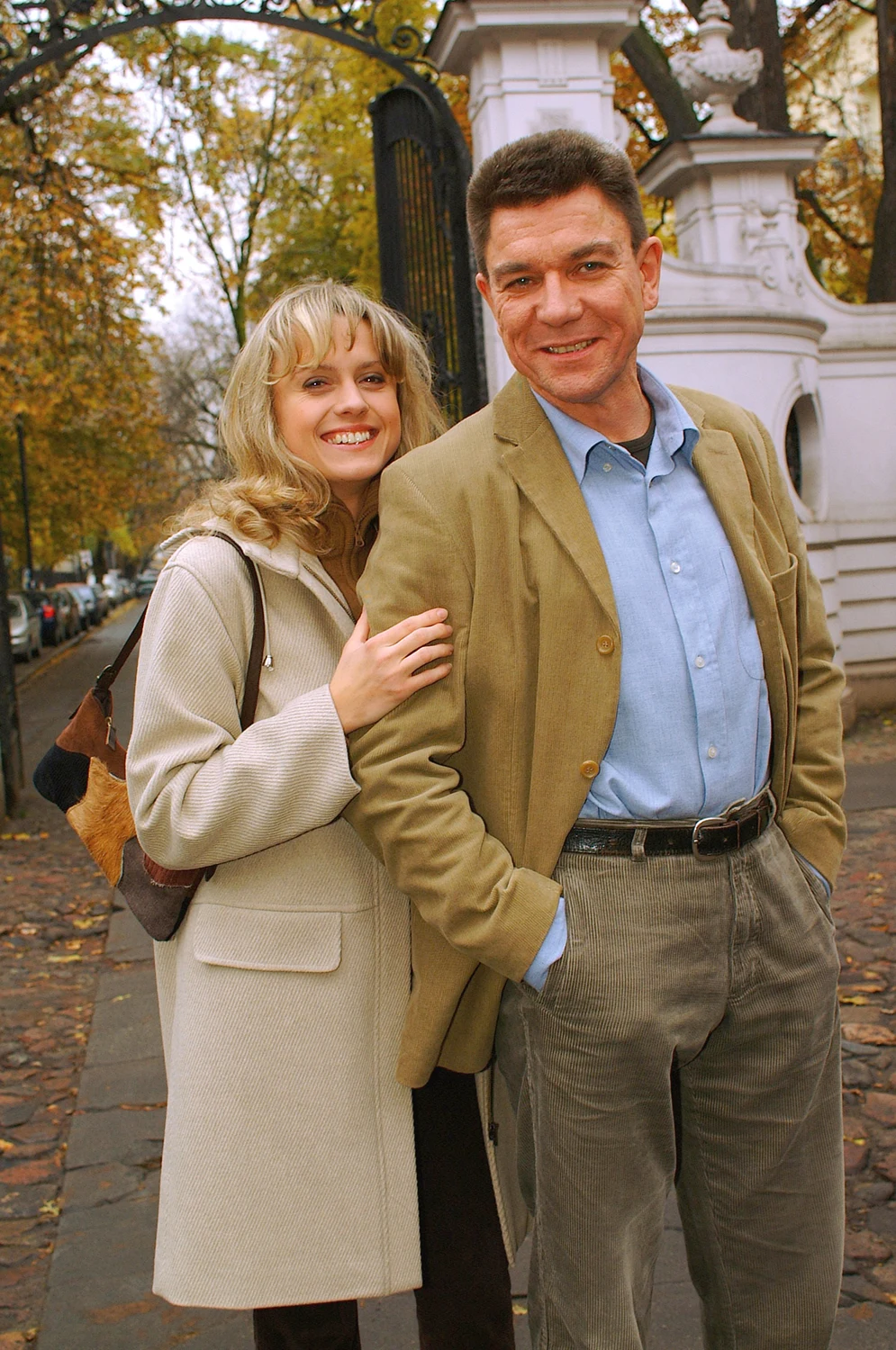 Aktor ma również na koncie wiele telewizyjnych kreacji. W "Klanie" wciela się w postać oficera Interpolu komisarza Kamila Kozyry; oglądaliśmy go również w kryminalnej "Sforze" (inspektor Walas), "Asie" (detektyw Piotr Serafin, na zdjęciu) czy "Trzecim oficerze" (doktor Janusz Sznajder).