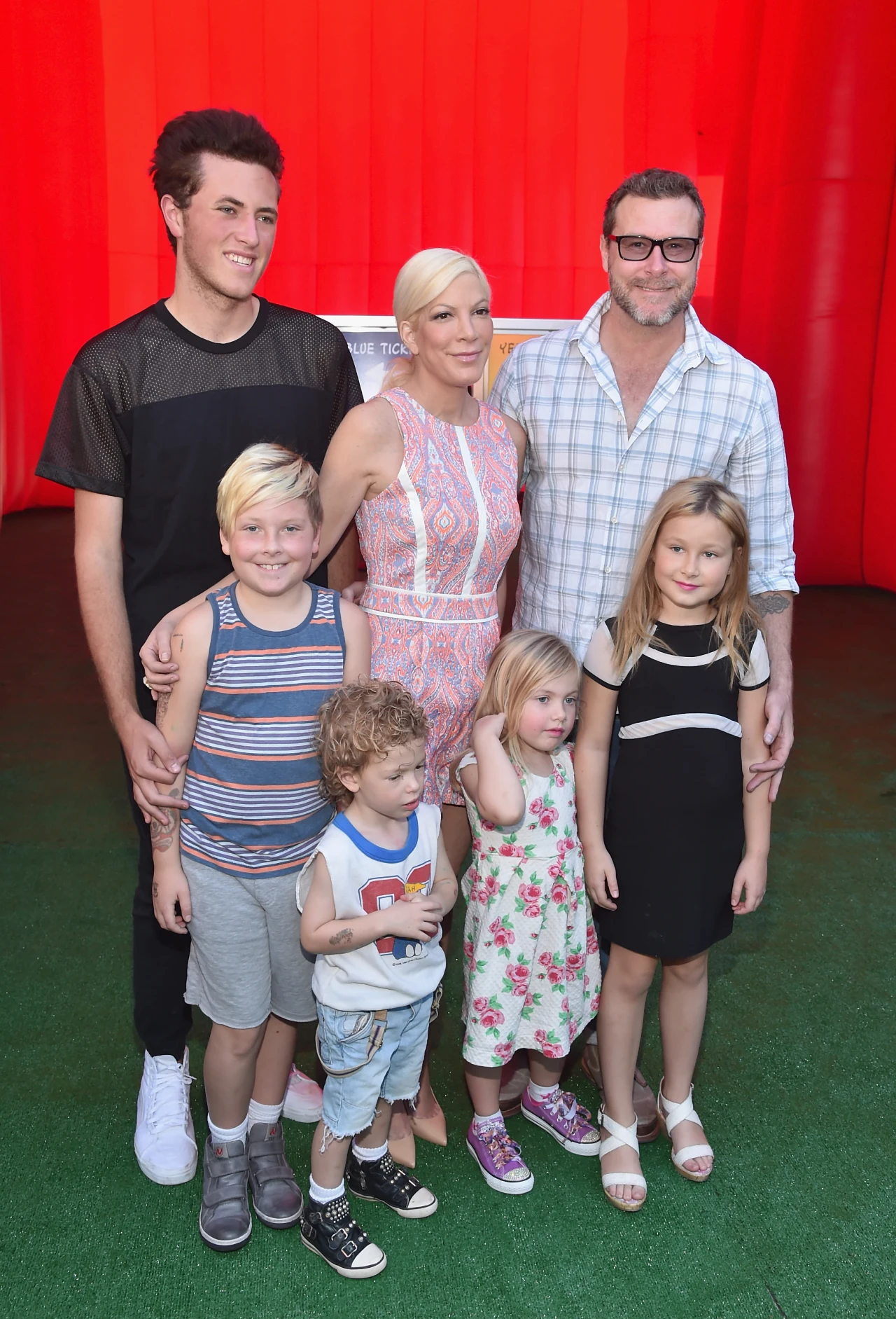 Tori Spelling z mężem, dziećmi i pasierbem Tori Spelling z mężem, dziećmi i pasierbem